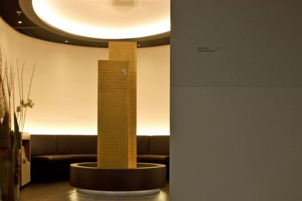 5 AB 10 Flughafen_Zuerich_-_grosse_Wassersaeulen_in_den_Arrival-Lounges.jpg