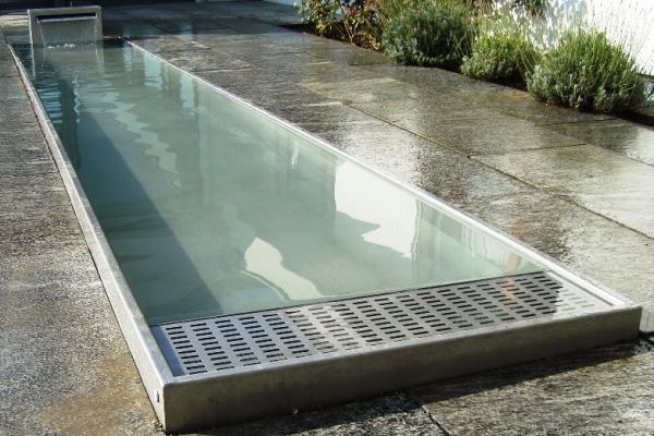 AK 30_Wasserspiel_mit_Gehwegplatten_umrandet.jpg