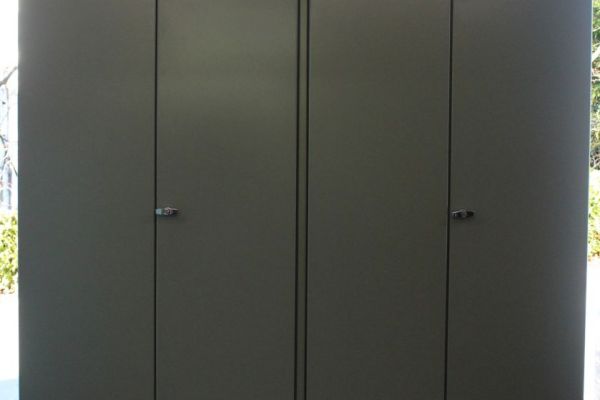 49 grosser Gartenschrank mit 4 Türen.JPG