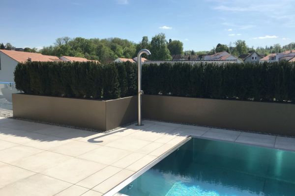 BWP4_Poolumrandung_mit_in_Gehrungen_zulaufenden_Pflanzgefässen.JPG