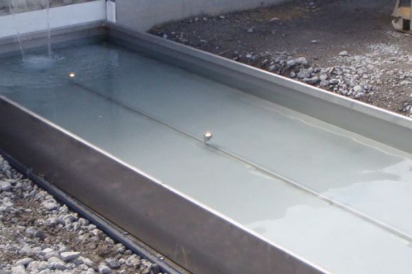 DS_32_verstellbare_Unterwasserbeleuchtungen_im_Wasserbecken.JPG