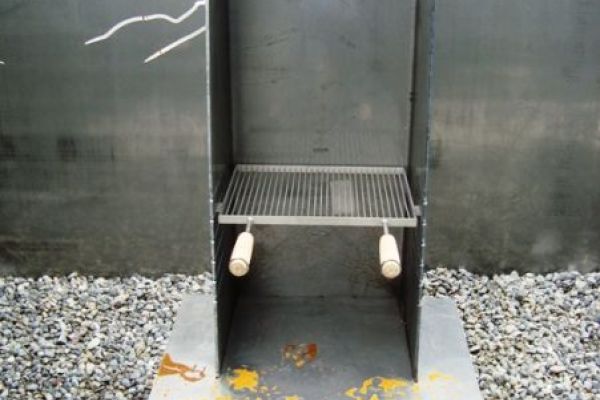 KE_01_Cheminee_und_Sichtschutzwand_rostend.JPG