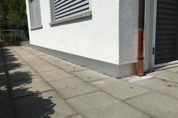 SO4_Schutzbleche_am_Fassadensockel.JPG