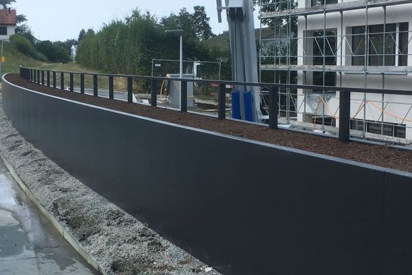 BES7_der_Rundung_angepasste_Pflanzentröge_mit_Geländer.JPG