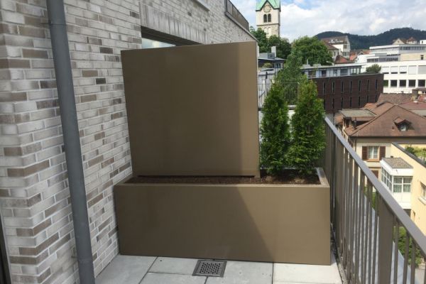 HE_03_Pflanzentrog als Balkontrennelement und gleichzeitigem Sichtschutz.JPG
