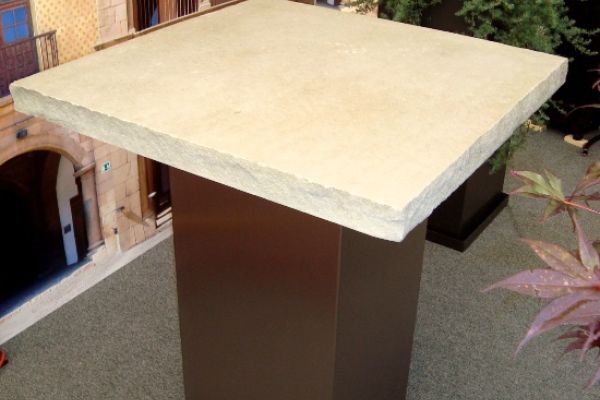 MT 01 Bistrotisch mit CNS-Sockel und Sandsteinplatte.JPG