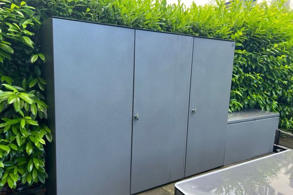 Schranksystem_eintürig_zweitürig_mit Gartentruhe.jpg