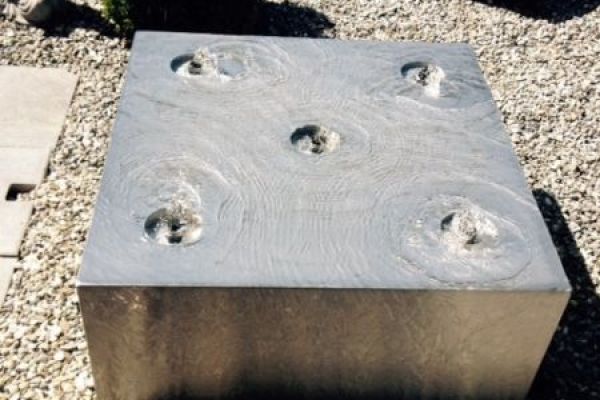 Sprudelbrunnen_22_Quader_80x80x40cm_mit_5_Wasseraustritten.JPG