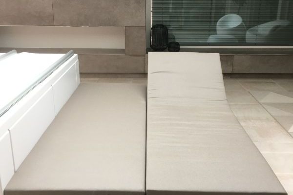 6 gepolsterte Liegefläche mit verstellbarer Kopfstütze.JPG