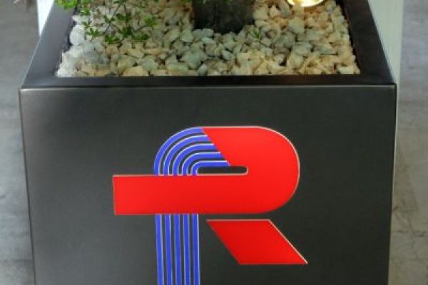 AF_15_Pflanzentrog_mit_Firmenlogo.JPG