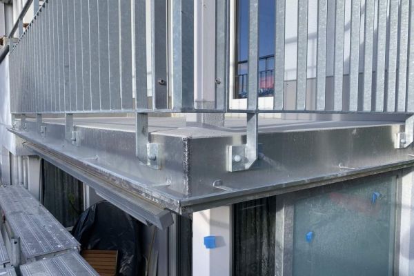 BA7_Entwässerungsrinne_bei_Balkon.JPG