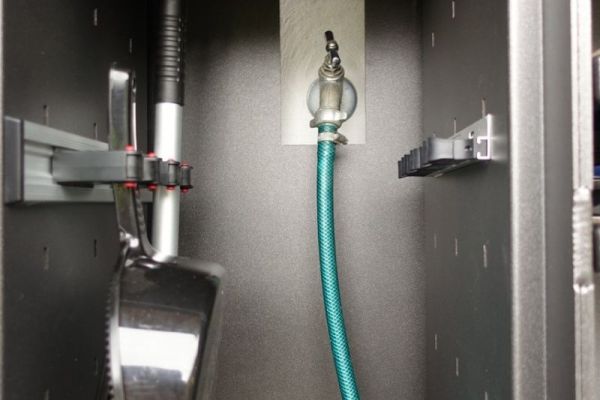 Wasserhahn_Ausschnitt Schrank.jpg