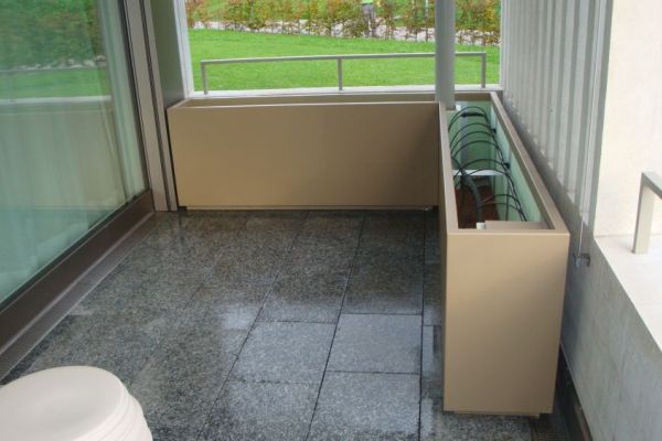 A_54 2017-4 um Ecke laufende Pflanztroege mit zusammengekoppelter Bewaesserung.JPG