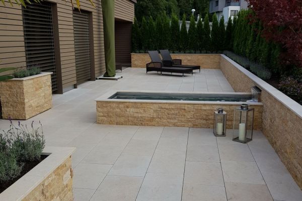 KR_08_charmevolle_Terrasse_durch_die_steinbekleideten_Gefässe.jpg