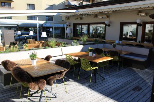 1 Terrassengestaltung mit vielen Sitzmöbeln.JPG