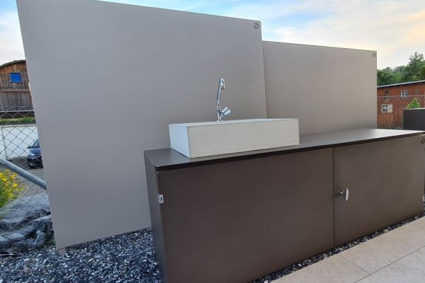 31 Möbel mit Waschbecken und Sichtschutzwänden.jpg