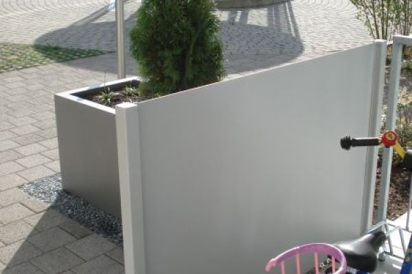 AH_20_Sichtschutzelement_als_Wegabtrennung.JPG