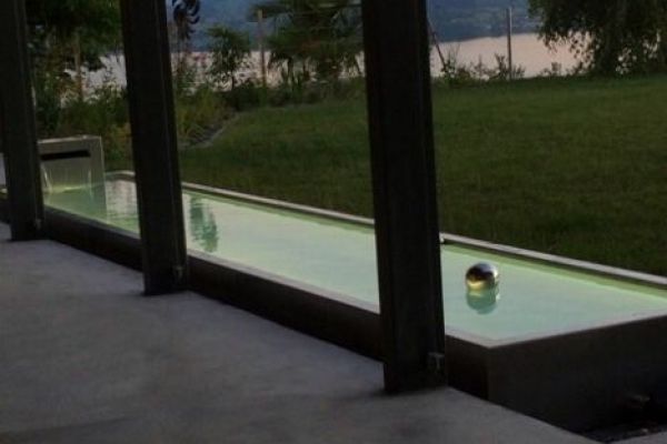 AJ_60_Wasserspiel_mit_Beckenbeleuchtung_fuer_stimmungsvolles_Ambiente_am_Abend.JPG