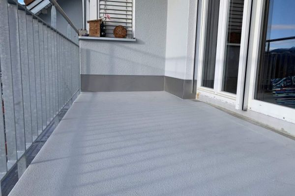 BA4_Fassadenanschlussbleche_bei_Balkon.JPG