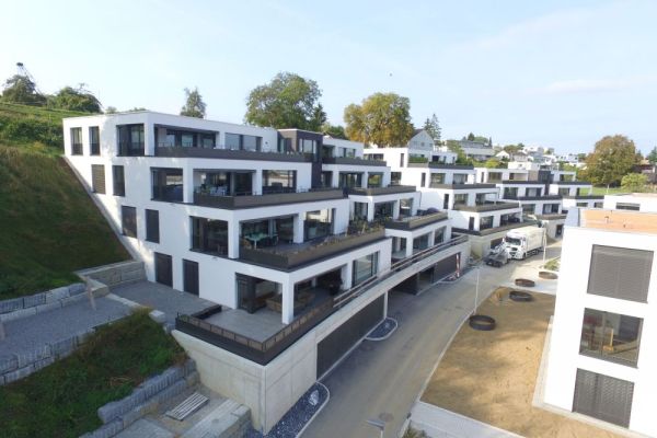 BES2_modernes_Erscheinungsbild_durch_die_kontrastierenden_Tröge_der_Terrassenabstufungen.JPG