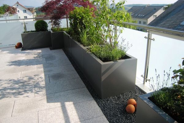 C_56_Pflanzentroege_in_Kiesbeet.JPG