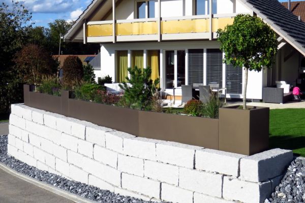 Glas 009 der Gartensituation angepasste Tröge mit Glasgeländer.JPG
