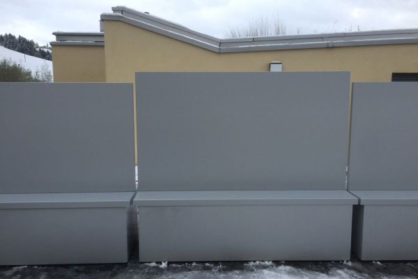 NT_02_Sitzbank auf beiden Seiten der Terrassenabtrennung.JPG