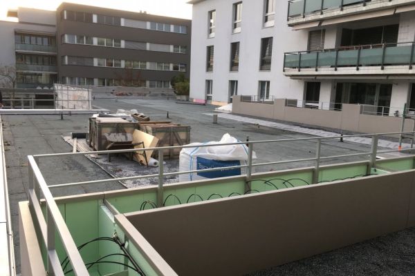SAV4_moderner_Terrassenabschluss_nach_der_Sanierung_mit_neuen_Pflanztrögen.jpg