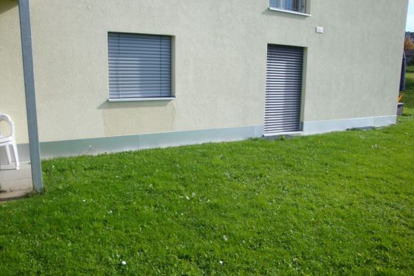 SO2_Schutzbleche_am_Fassadensockel.JPG