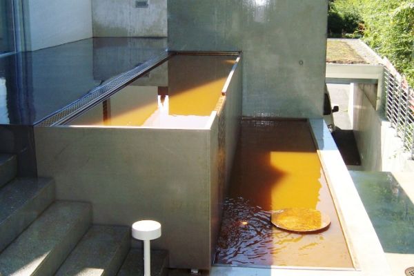 AJ_13_Wasserspiel_Stahl_rostend_mit_Zirkulation_ueber_zwei_Becken.jpg