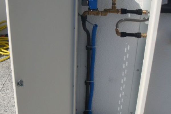 BW_03_Wasser-_und_Elektroleitungen_werden_verdeckt.JPG