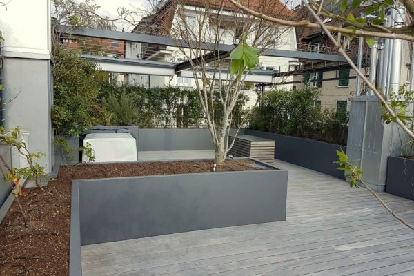 GA 3 Terrassenumlaufende und dem Objekt angepasste  Pflanzgefässe.JPG