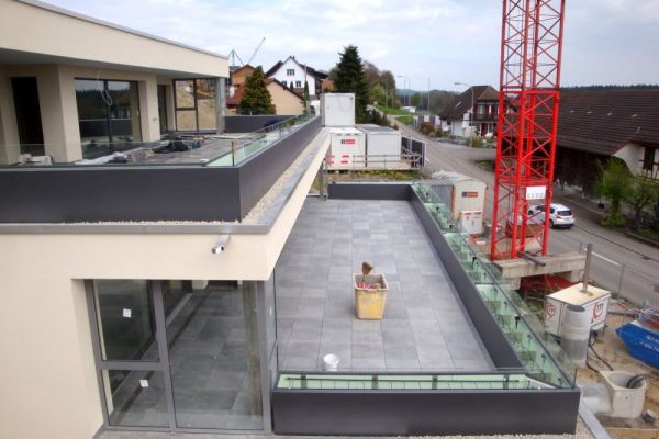 HE 1 Montage einer Überbauung mit Pflanztrögen als Terrassenabschluss.JPG