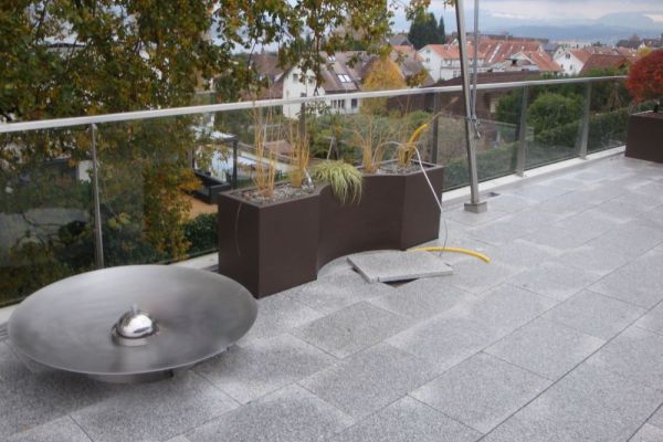 SE_01_Pflanzentrog_mit_Rundung_zur_Platzierung_der_Wasserschale.JPG