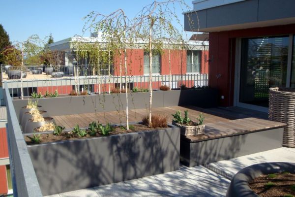 AA_22 2017_Terrassenteilung_mit_Pflanzentrögen.JPG