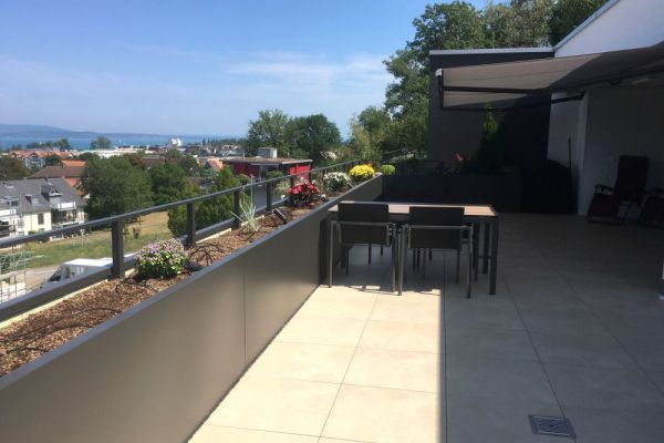 BEW2_Terrassenabschluss_mit_bewässerten_Pflanzentrögen.JPG