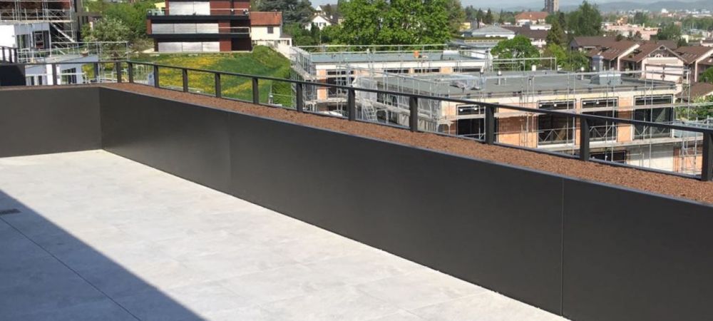 Pflanztröge mit Metallgeländer