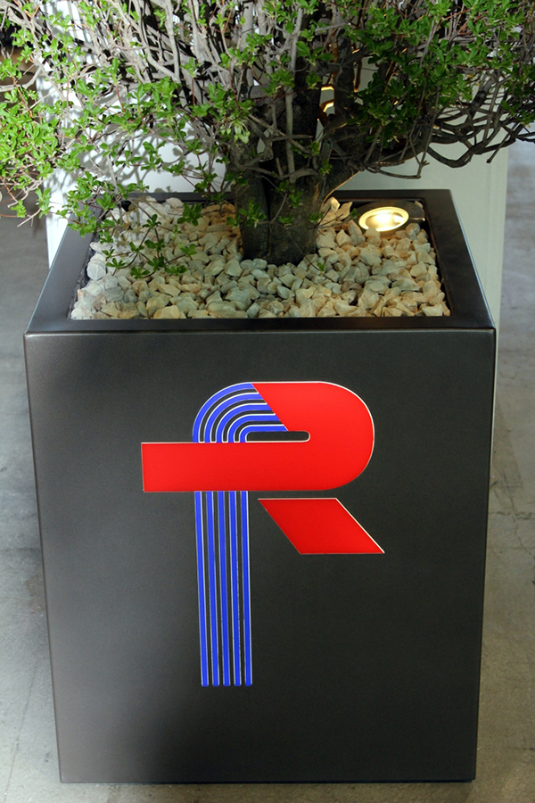 Pflanzentröge mit Logo